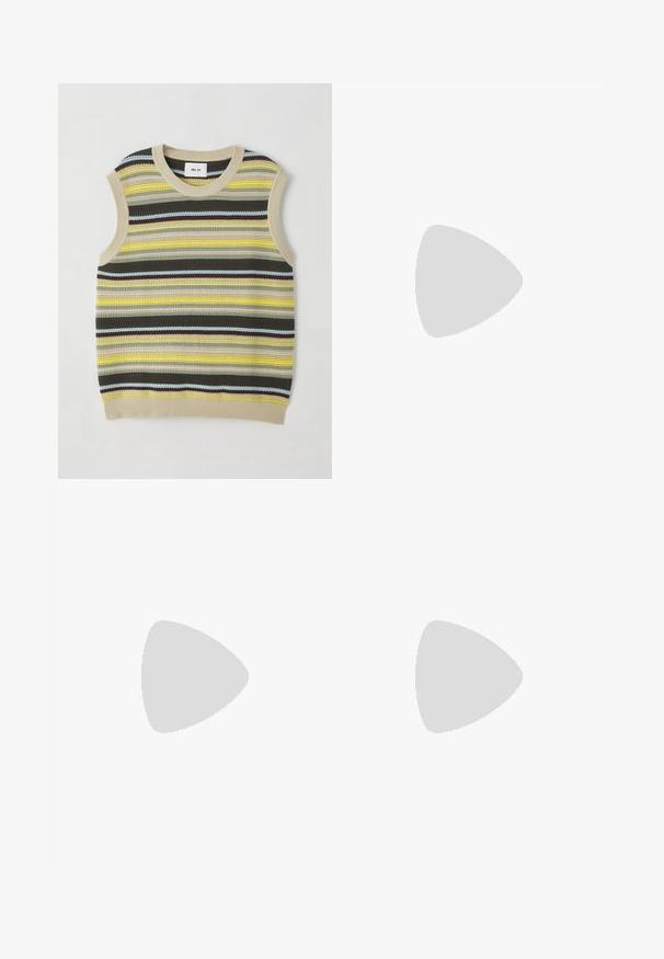 Haut sans manches en tricot avec des rayures horizontales jaunes, vertes, brunes et bleues. Encolure ronde avec une bordure en côte beige. Tissu texturé.; Pantalons en lin beige clair avec une coupe droite, une taille élastique, un cordon de serrage ajustable et sans motifs ni accessoires visibles.; Baskets basses blanches et beiges avec semelle en caoutchouc, lacets blancs, détails en daim et logo doré "Paul Smith" sur le côté.; Sac fourre-tout en tissu marron avec de longues anses marron et un petit logo imprimé près du centre supérieur.