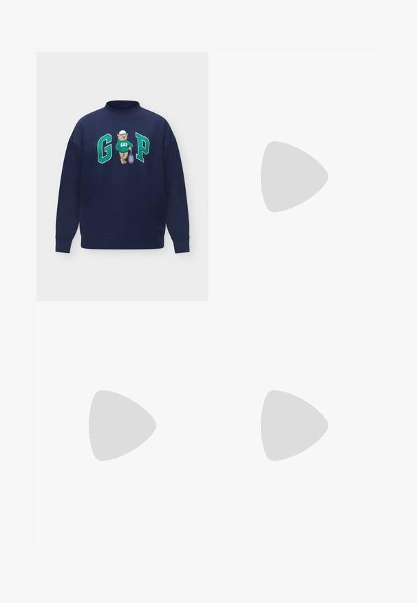 Sweat-shirt bleu marine avec un ours portant un sweat-shirt GAP vert et une casquette blanche tenant une raquette de tennis entre les grandes lettres vertes G et P.; Chemise marron à manches longues boutonnée avec des rayures verticales blanches et une poche avant sur fond blanc.; Pantalon marron foncé à jambe droite avec poches plaquées à l'avant, passants pour ceinture et fermeture par bouton à la taille.; Baskets couleur crème avec une semelle extérieure en caoutchouc beige texturée, un design à lacets et un marquage subtil sur le côté. Tige en cuir lisse.