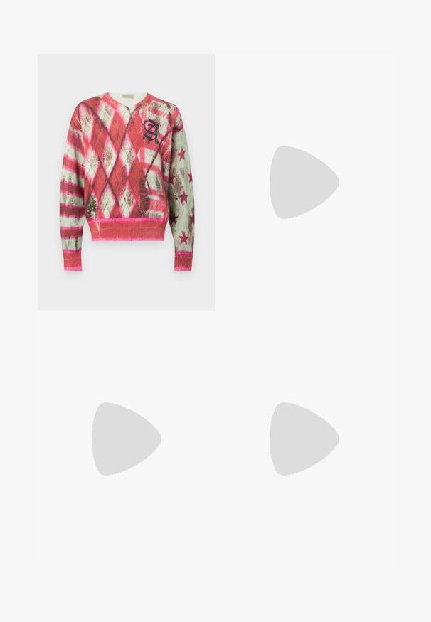 Pull manches longues col en V avec motifs en losanges et étoiles rouges, roses et blancs, avec un « A » stylisé noir sur la poitrine.; T-shirt blanc manches courtes col rond avec logo texte "The Kooples" brodé en petit lettrage noir centré sur la poitrine.; Pantalon gris à jambes larges avec taille à cordon et panneaux latéraux à motif à carreaux, combinant des éléments de design à la fois décontractés et élégants.; Mocassin en cuir noir avec une finition brillante, bout arrondi, détails de couture subtils et semelle en caoutchouc épaisse pour la durabilité.