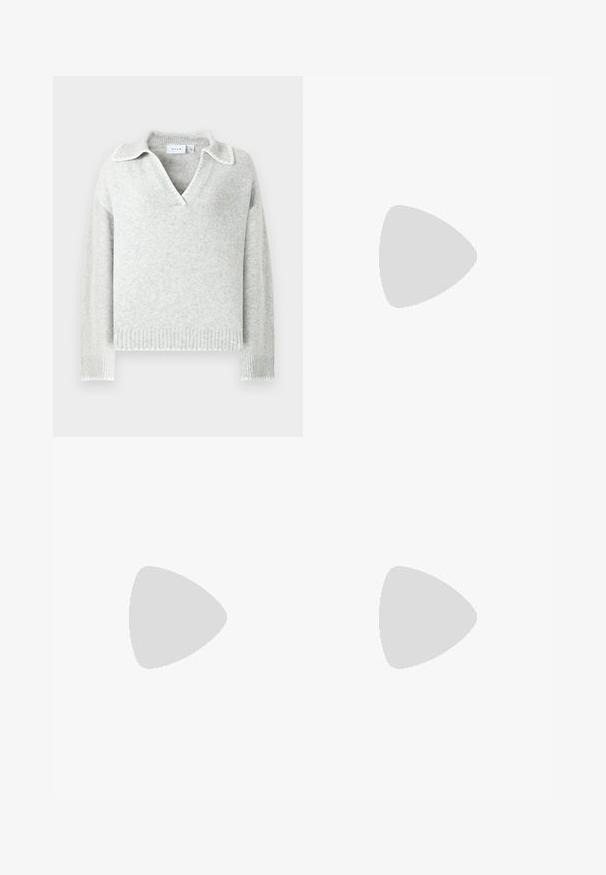Pull en maille gris clair avec un col en V et un col, présentant des poignets et un ourlet côtelés, ainsi que des détails à bords festonnés.; Mini jupe grise avec une texture lisse, dotée d'une taille plate et de deux fentes sur le devant pour un détail supplémentaire. Design décontracté.; Jambes portant des leggings côtelés foncés associés à des ballerines noires avec de petits détails en nœud sur fond blanc.; Petit sac à main noir brillant avec deux longues anses et des détails à cordon sur les côtés sur un fond clair uni.