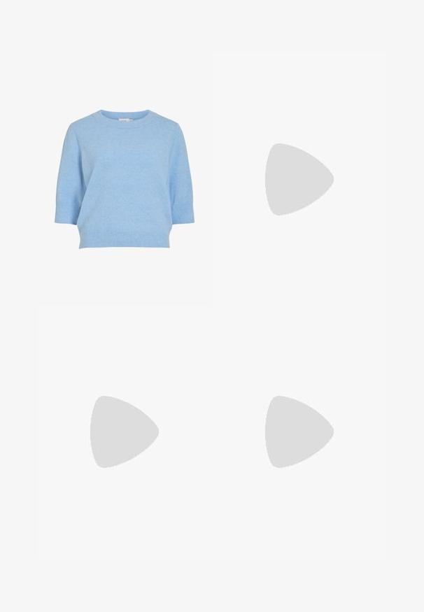 Un pull tricoté bleu clair avec un col rond, des manches courtes et un ourlet côtelé. Texture douce et coupe décontractée.; Jean flare en denim bleu clair avec poches avant, passants de ceinture et fermeture à bouton sur un fond blanc.; Jambes portant des leggings côtelés foncés associés à des ballerines noires avec de petits détails en nœud sur fond blanc.; Sac à main en cuir noir avec deux anses allongées, fermeture éclair et forme arrondie ; texture lisse avec une finition légèrement brillante.