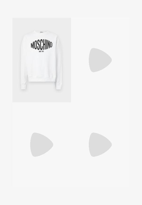 Λευκή φούτερ μπλούζα με μαύρο λογότυπο "Moschino" και το κείμενο "SINCE 1983", μακριά μανίκια και στρογγυλή λαιμόκοψη. Μαλακό βαμβακερό υλικό.; Μαύρο κοντομάνικο μπλουζάκι με λευκό λογότυπο MOSCHINO στο κέντρο του στήθους και στρογγυλή λαιμόκοψη.; Μαύρες φόρμες με χαλαρή εφαρμογή, φτιαγμένες από μαλακό ύφασμα. Διαθέτουν ελαστική μέση και λευκό λογότυπο "Moschino" στο αριστερό μπουμπούκι.; Λευκό sneaker χαμηλής κοπής με σχέδιο κορδονιών, λείο συνθετικό επάνω μέρος και μοτίβο από καουτσούκ στη σόλα, σε απλό φωτεινό φόντο.