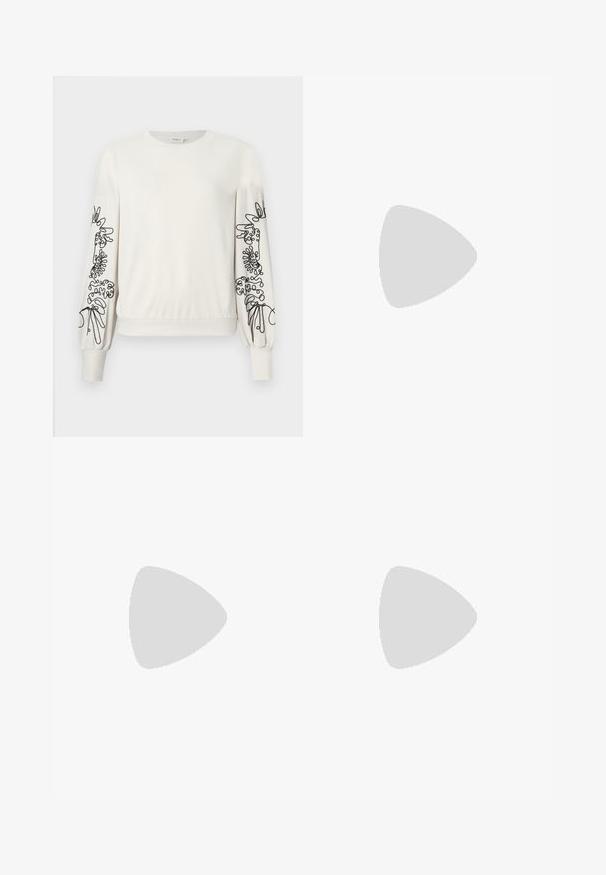 Weißer Langarm-Sweatshirt mit schwarzem abstraktem Blumendruck auf den Ärmeln sowie gerippten Bündchen und Saum.; Klassische blaue Denim-Jeans mit geradem Bein, fünf Taschen und Knopfverschluss. Sie verfügen über eine mittelblau gewaschene Optik und sind aus robuster Textur.; Schwarze Leder-Stiefel bis zum Knie mit strukturiertem Finish, seitlichem Schnallenakzent und niedrigem Absatz. Detaillierte Steppnähte entlang der Nähte.; Dunkelbraune Lederschultertasche mit weicher, lockerer Form und einem gedrehten Knotengriff vor schlichtem weißem Hintergrund.