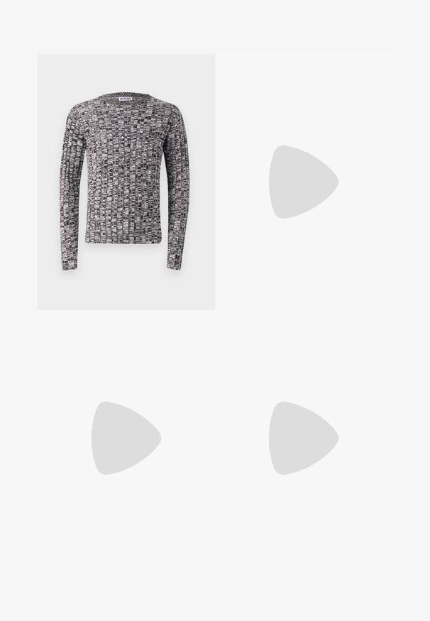 Strikket sweater med lange ærmer, der har et struktureret sort-hvidt mønster. Rund halsudskæring og tætsiddende manchetter. Materialet virker blødt og let.; Mørkeblå langærmet skjorte med knapper i et glat stof, med klassisk krave, frontknapper og rundet kant.; Lyseblå straight-leg denimjeans med frontknap, lynlås, bæltestropper og skrå forlommer på en ensfarvet baggrund.; Sort læder loafersko med en bred rem over forfoden, gummisål med tykke mønstre og glat overflade. Klassisk, slankt design.