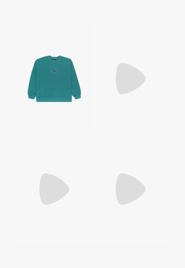 Teal värvi puuvillane sweatshirt, millel on ümmargune kaelus ja ribikätised. Keskel lillat ja musta värvi rombikujuline logo.; Valge puuvillane T-särk, millel on lõdva lõikega, lühikesed varrukad ja väike broderi logo vasakul rinnakarpi.; Heledad sinised teksad laia säärega, suurte küljetaskutega, kõrge taljega ja vabalt istuv. Kulunud tekstuur ja tuhm värvitoon.; Valged kõrged tossud, millel on tekstiilmaterjal, must kummist tallat ja kontrastne must riba keskosas. Ümar varbakiht ja nöörimise disain.