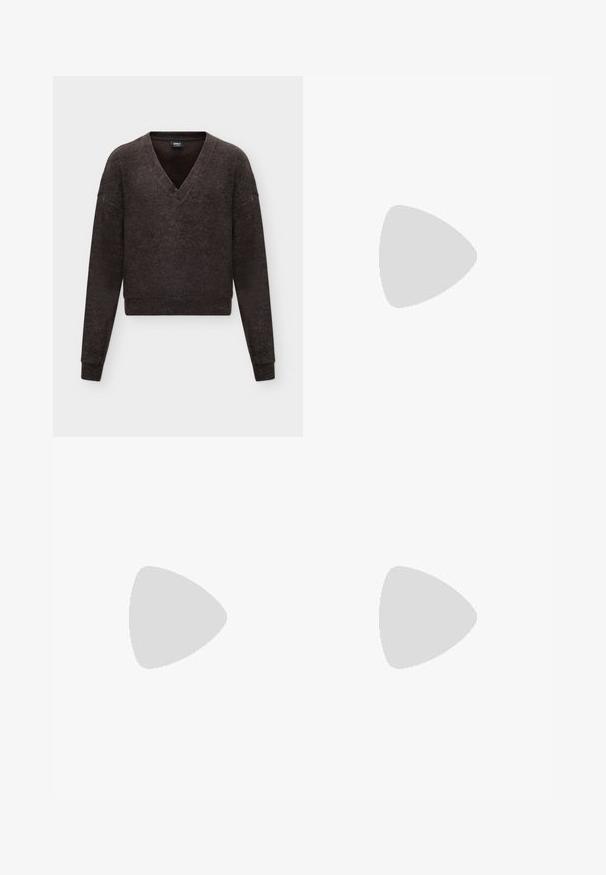 Pull gris foncé à manches longues avec un col en V profond et des poignets et un ourlet côtelés, présenté sur un fond clair uni.; Pantalons en velours côtelé bordeaux foncé à coupe décontractée, avec une taille à nouer et des poches avant. La texture est côtelée et le tissu semble doux.; Ballerine en cuir verni marron avec un bout carré et une lanière ornée d'une petite boucle dorée. Texture lisse, talon bas et design minimaliste.; Sacoche en cuir marron doux avec un haut froncé et une fine bandoulière, posée sur un fond blanc.