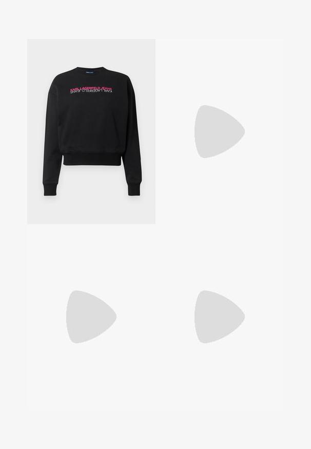 Sweatshirt noir en mélange de coton, avec des poignets et un ourlet côtelés, arborant un texte vertical "KARL LAGERFELD JEANS" en rose et blanc à l'avant.; Pantalons cargo noirs à jambes larges, dotés de poches latérales, d'une fermeture à bouton et fabriqués en tissu léger.; Bottine en cuir noir avec bout pointu, petit talon kitten et détail écrit argenté près du talon.; Sac à main en tissu noir avec deux poignées supérieures et une bandoulière amovible. Caractérisé par un texte blanc : "KARL LAGERFELD PARIS 21 RUE ST-GUILLAUME."