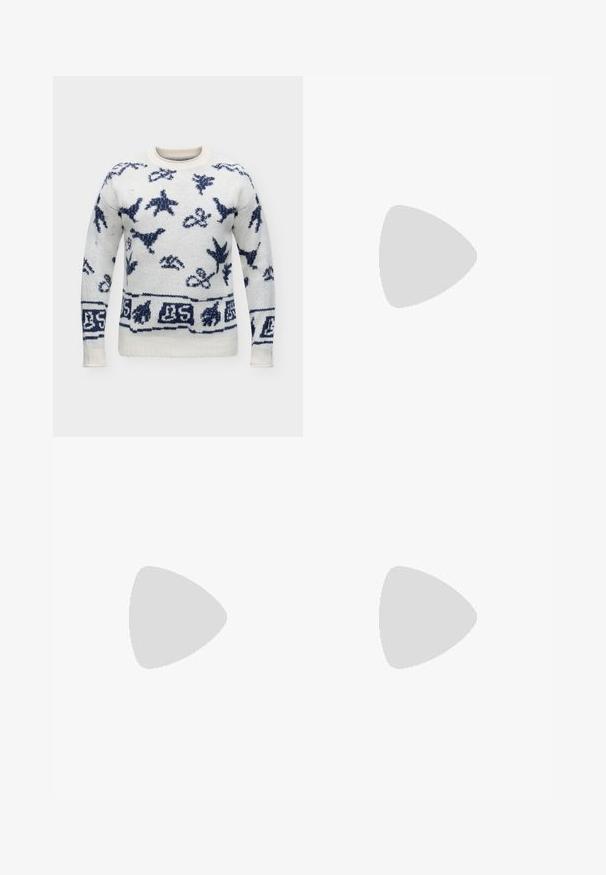 Pull blanc tricoté avec motifs abstraits d'oiseaux et de feuilles bleu marine, col rond et poignets et bas en côte.; Chemise bleu marine à manches longues, à motif à petits carreaux, avec une poche poitrine unique et des boutons blancs sur fond uni.; Scotch & Soda THE ZEE STRAIGHT - Pantalon classique - insignia blue; Mocassins en daim marron avec un bout arrondi et une semelle noire en caoutchouc basse, présentant une sangle décorative et des détails de couture sur le dessus.