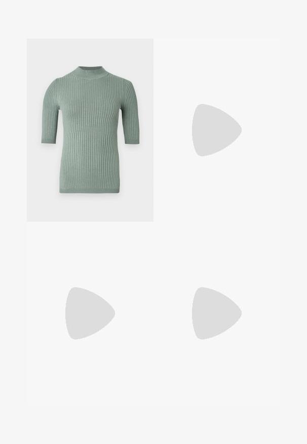 Pull à manches courtes côtelé de couleur verte subtile avec un col montant. Confectionné en tissu doux et texturé, présentant des lignes verticales sur toute la surface.; Pantalon noir à taille haute et jambes larges, avec deux poches à rabat à l'avant fermées par des boutons et une fermeture à double bouton à la taille.; Even&Odd Ballerines à brides arrière - black; Sac à main en cuir noir de forme arrondie, décoré de clous argentés et équipé d'une poignée courte. Texture lisse et fermeture éclair.