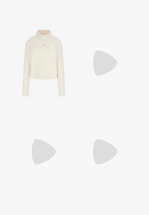 Guess Sweater - crema; Beige sneeuwbroeken met een patroon en effen kleuraccenten. Voorzien van twee knopen, meerdere zakken en een brede pijp. Textuurafwerking.; Tan suède enkellaars met geperste patroon, bontvoering, brede band met gouden hexagonale hardware-accent en dikke platformzool.; Gequilted crèmekleurige handtas met bontaccenten, metalen kettinghengsel en geperst logo. Rechthoekige vorm met een zachte textuur en opvallende stiksels.