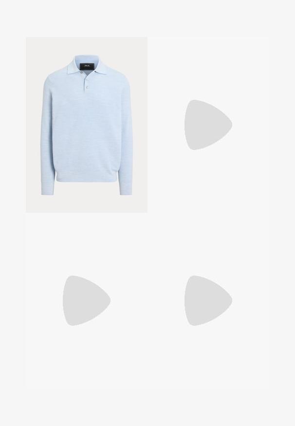 Polo en maille bleu clair à manches longues avec ourlet côtelé, patte de boutonnage et tissu doux texturé.; Chemise bleu clair à manches longues avec col à boutons, poche avant et broderie du logo "Polo Sport Ralph Lauren" sur la poche.; Jean denim bleu foncé à jambe droite avec cinq poches et coutures orange, présenté à plat sur fond blanc.; Baskets basses blanches avec semelle marron, lacets à l'avant, et petit logo doré Polo Ralph Lauren sur le côté.