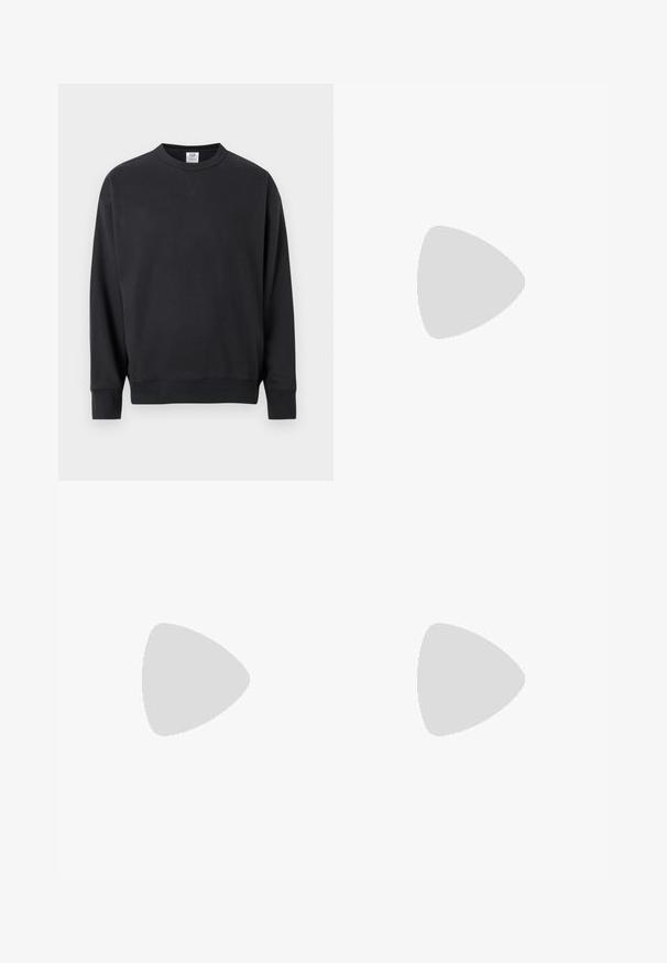 Sweat-shirt noir à manches longues avec col rond, poignets et ourlet côtelés, comportant un petit détail cousu sous l'encolure.; Débardeur blanc côtelé avec le texte en cursive noire "Tutto Passa" centré sur la poitrine, sans manches avec un col rond.; Short en jean noir à ourlets roulés, fermeture à bouton devant, passants pour ceinture et cinq poches, présenté sur fond blanc uni.; Pantalons en denim noir associés à des mocassins noirs brillants. La chemise est blanche avec de fines rayures verticales, avec des manches longues et un col boutonné.