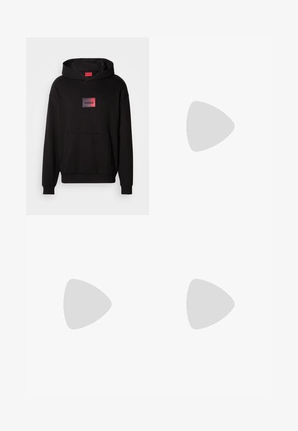 Haut à capuche noir en tissu doux, avec une poche kangourou à l'avant et un logo rectangulaire rouge et noir sur la poitrine.; Jean en denim délavé avec une coupe décontractée, présentant des zones déchirées et des bords effilochés. Le tissu a une texture douce et lisse.; Chaussures en cuir noir à lacets avec une texture lisse, un bout arrondi et des détails de couture discrets. Présentent une languette rouge à l'arrière.; Lunettes de soleil rectangulaires noires avec des verres rouge foncé, présentant une finition mate et un logo rouge sur la branche. Monture en plastique robuste.