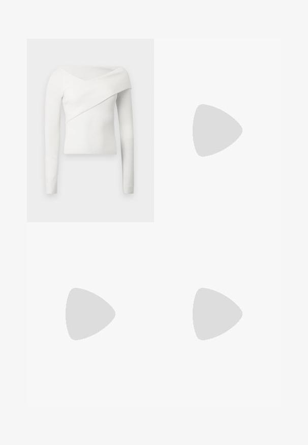 Haut blanc à manches longues côtelées avec un design épaules dénudées et un drapé diagonal sur la poitrine, créant une silhouette structurée.; Jean en denim bleu foncé à jambes larges avec bouton et fermeture éclair à l'avant, passants de ceinture et poches avant, présenté sur fond blanc.; Baskets en cuir blanc avec des rayures noires, semelle extérieure en caoutchouc beige, bout rond, fermeture lacée et embout en suède gris doux.; Sac à main noir froncé avec une poignée froncée, posé sur une sphère en pierre texturée devant un mur en béton beige.