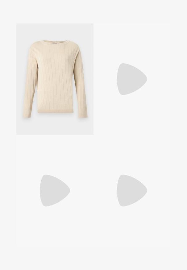 Pull beige à manches longues avec texture côtelée verticale, col rond, poignets et ourlet ajustés.; Jupe midi beige coupe trapèze avec une taille haute, une fermeture avant dissimulée et des détails de couture subtils, présentée sur un fond uni.; Chaussure plate marron foncé à bout pointu avec un petit talon et un détail chaîne en strass argentée à l'arrière.; Sac à main en rotin tissé en forme de coquille Saint-Jacques de couleur brun clair naturel avec des bords arrondis et texturés.
