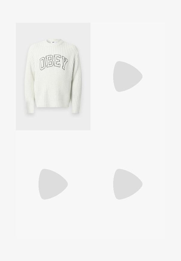 Λευκό πλεκτό πουλόβερ με τη λέξη "OBEY" σε μαύρα γράμματα στο στήθος, με ριγωτή υφή και στρογγυλή λαιμόκοψη.; Μπλε, κόκκινο και λευκό πουκάμισο με καρό σχέδιο, κοντά μανίκια, γιακά και τσέπη στο στήθος, απλωμένο επίπεδα πάνω σε λευκό φόντο.; Γαλάζια τζιν παντελόνια με ψηλή μέση και φαρδιά πόδια, με μπροστινές τσέπες και κούμπωμα με κουμπιά σε μονόχρωμο φόντο.; Μπορντώ δερμάτινα παπούτσια με καφέ ελαστικές σόλες, στρογγυλή μύτη, λευκή ραφή και χρυσές τρύπες κορδονιών. Η εσωτερική επένδυση διαθέτει κίτρινη φόδρα.