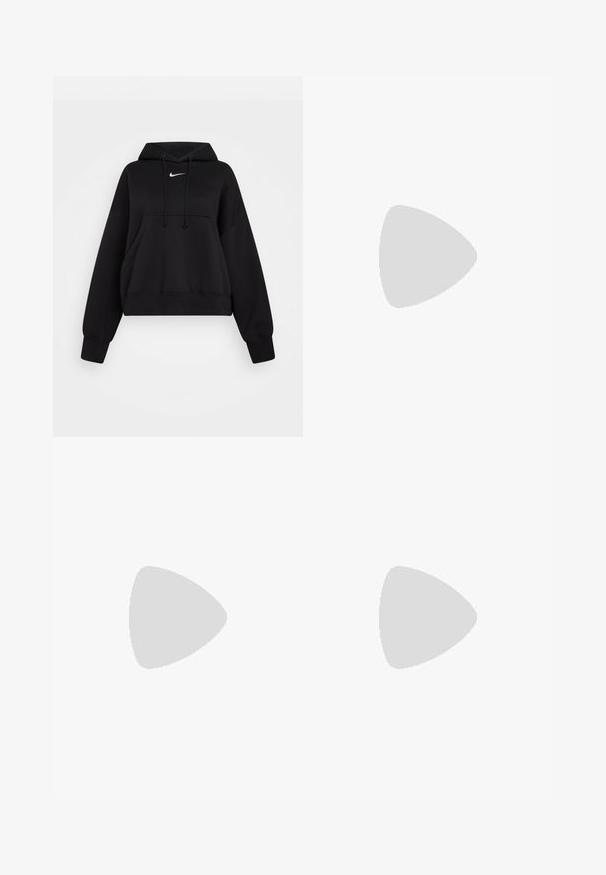 Sudadera corta negra hecha de tejido suave, con capucha ajustable, bolsillo canguro delantero y un pequeño logo blanco de Nike en el pecho.; Leggings negros de talle alto, confeccionados con una tela elástica, que presentan una textura suave y un diseño ajustado sin costuras ni patrones visibles.; Zapatillas blancas voluminosas con parte superior de piel lisa, punta redonda y suela gruesa texturizada con un logo de la marca visible en el lateral.; Bolso negro acolchado con una textura suave y acolchada y un patrón de diamantes angulares, con una silueta curvada y cierre de cremallera.