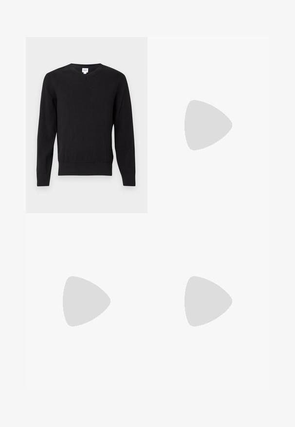 Pull noir à col en V avec manches longues, en tissu lisse. Présente des poignets et un ourlet côtelés, avec l'étiquette de la marque à l'intérieur du col. Coupe standard.; Chemise blanche à manches longues en tissu lisse, dotée d'un col pointu, d'une fermeture à boutons sur le devant et de poignets à un bouton.; Jean en denim bleu clair avec une taille haute, des jambes larges et droites, des poches avant, et une fermeture par bouton et zip.; Mocassin en cuir noir avec une pointe arrondie, des coutures discrètes et une finition lisse. Doté d'un talon bas empilé et d'une sangle sur le cou-de-pied.