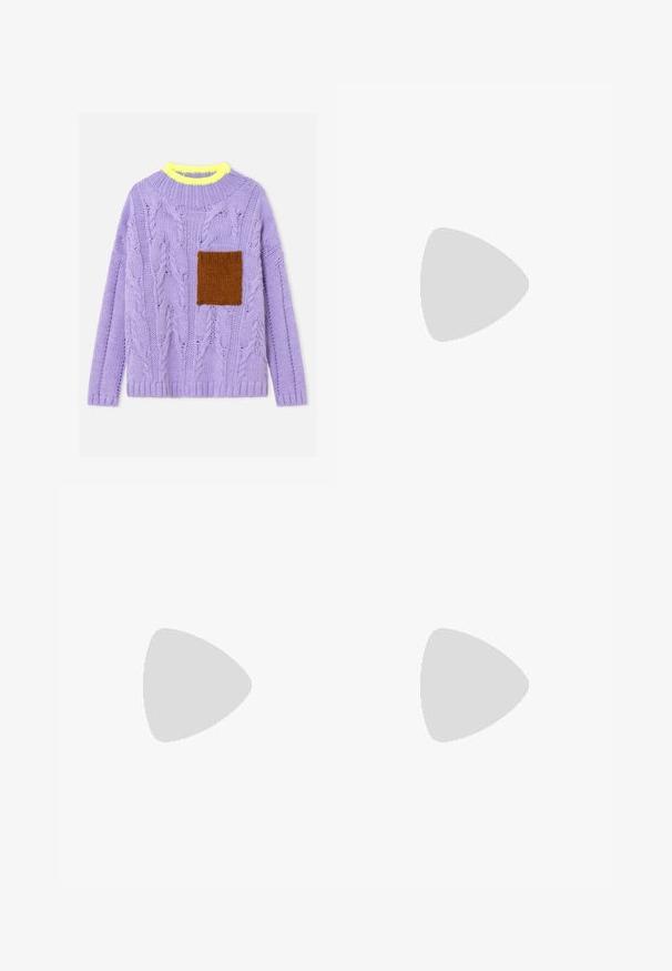 Pull en maille torsadée lavande avec un col côtelé jaune fluo et une poche en tricot marron sur la poitrine gauche.; Pantalons en velours côtelé de couleur bordeaux, avec une coupe droite, des plis à l'avant et une fermeture à un bouton. Texture douce.; Baskets en daim et cuir noir avec un swoosh latéral crème et un talon crème clair. Dotées de lacets beige et d'une semelle en caoutchouc gomme.; Petit sac à main noir brillant avec deux longues anses et des détails à cordon sur les côtés sur un fond clair uni.