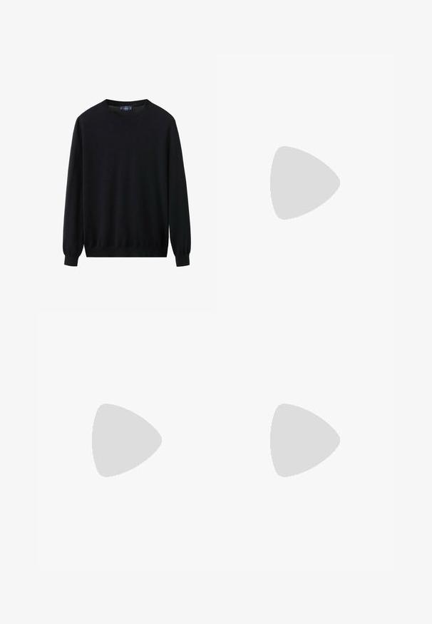 Pull noir en tissu tricoté doux. Il présente un col rond, des manches longues avec des poignets côtelés, et un ourlet droit. Design simple, sans motifs.; T-shirt noir à manches courtes avec col rond, coupe décontractée et une étiquette blanche visible à l'intérieur du col.; Pantalon noir à jambes larges en tissu doux, avec un devant plissé, une fermeture à boutons et des poches latérales pour plus de fonctionnalité.; Mocassin penny loafer pour homme en cuir noir avec bout moc cousu et petit talon, présenté de profil sur fond blanc.