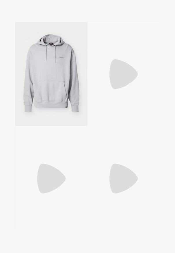 Helle graue Kapuzenjacke aus weichem, strukturiertem Stoff. Verfügt über eine Fronttasche, eine Kordelzugkapuze und ein besticktes Logo auf der Brust.; Weißes Baumwoll-T-Shirt mit kurzen Ärmeln, rundem Ausschnitt und einem dezenten "Levi's"-Logo in heller Farbe auf der Vorderseite.; Dunkelgraue Jeansshorts mit regulärer Passform, ausgestattet mit fünf Taschen, einem Knopfverschluss und einem strukturierten Bund. Weicher Stoff, klares Design.; Weiße Sneaker mit schwarz- und grau-aczenten, ausgestattet mit einer strukturierten grauen Zehenkappe, schwarzer Gummi-Sohle und flachen weißen Schnürsenkeln. Sauberes Design, minimalistische Stil.