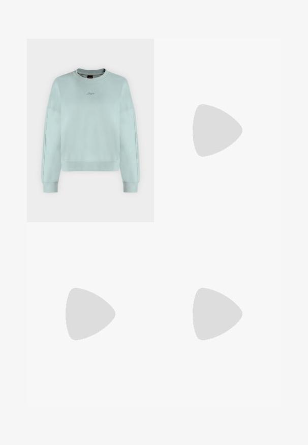 Sweat-shirt court bleu clair à manches longues, poignets et ourlet côtelés, avec petit logo "Boss" en cursive brodé sur la poitrine.; T-shirt blanc à manches courtes avec col rond, coupe ajustée et petite étiquette noire BOSS au niveau de l'encolure.; Jean bleu à jambe droite avec taille haute, fermeture à boutons sur le devant, et design à cinq poches, présenté sur un fond blanc.; Escarpin slingback en cuir noir pour femme avec bout pointu et talon bloc épais et haut sur fond blanc.