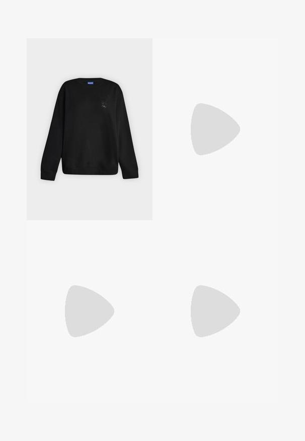 Sweat-shirt noir à manches longues avec col rond, motif brodé discret et texte "Hugo" sur la partie supérieure gauche de la poitrine.; Jean blanc à jambes larges avec boutons à l'avant, passants de ceinture et design à cinq poches.; Chaussure noire à talon haut avec bout pointu et logo doré, posée sur une surface réfléchissante près d'un organiseur de dossiers en fil chromé contenant des documents.; Petit sac à bandoulière en cuir marron foncé brillant avec bandoulière réglable, poignée supérieure et fermeture éclair dorée.