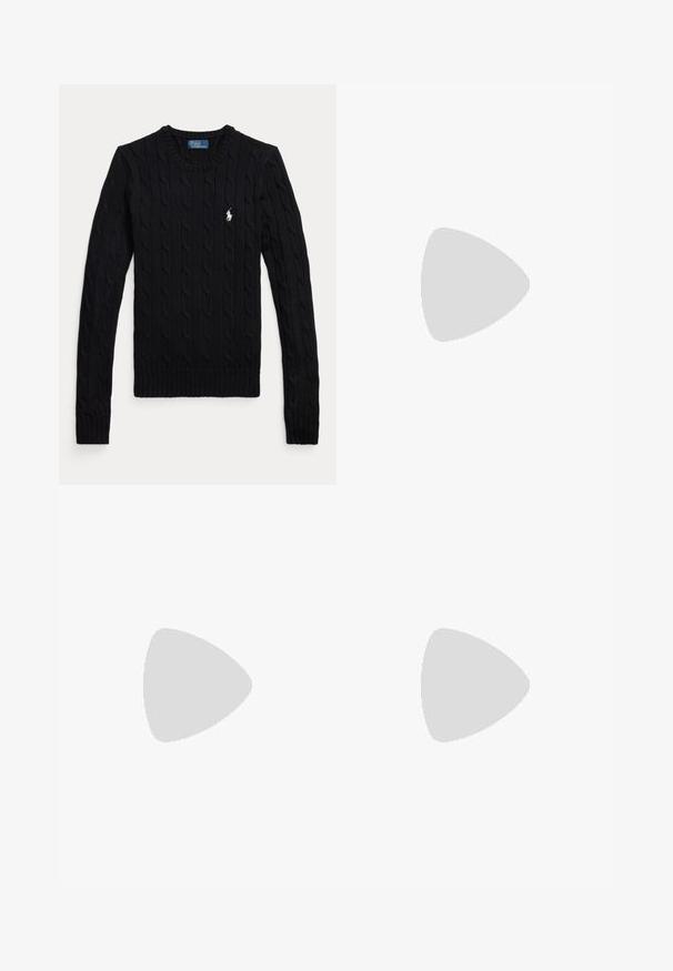 Jersey negro de manga larga con punto de cable, cuello redondo y pequeño logo blanco de Polo Ralph Lauren en el pecho izquierdo.; Pantalones blancos de tiro alto y pernera ancha con trabillas para cinturón y cierre delantero con botones, mostrados sobre un fondo liso.; Zapatillas blancas de material sintético, con una franja metálica dorada y un acento en el talón, y una suela de goma texturizada.; Persona con chaqueta de cuero negra lleva un bolso negro en forma de media luna con cierre dorado colgado del hombro sobre fondo liso.