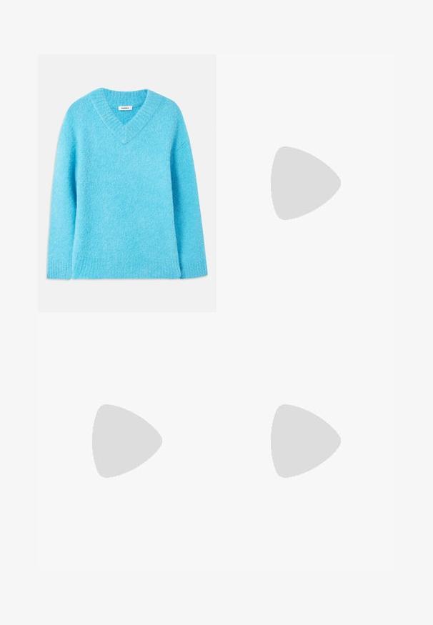 Pull en laine bleu clair, moelleux, avec un col en V, des manches longues et des poignets côtelés. Fabriqué en matériau doux, il offre une coupe décontractée. L'étiquette indique "SANDRO."; Chemise bleu clair à manches longues avec boutons, poche poitrine et texte bleu brodé sur le côté droit du col.; Pantalons en coton bleu marine avec une coupe droite, dotés d'une fermeture à bouton sur le devant et de passants de ceinture, texture lisse et coupe ajustée.; Mocassin en cuir noir avec une finition lisse, une sangle décorative sur le dessus, un bout rond et un petit talon empilé.