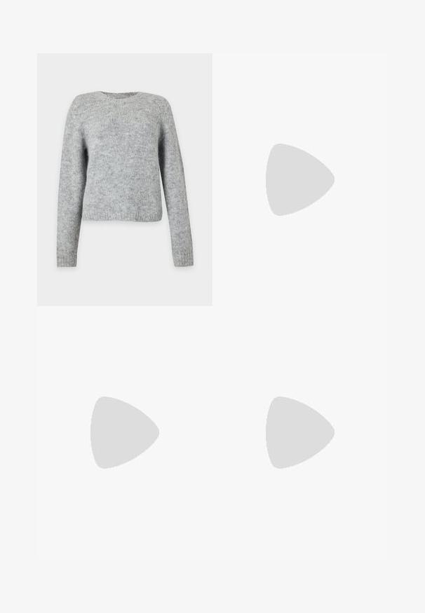 Pull tricoté gris clair à manches longues et col rond, présenté sur un fond blanc uni.; Jeans en denim noir à jambe large avec une taille haute, présentant des poches avant, des coutures surpiquées et une fermeture à bouton classique. Tissu doux et texturé.; Bottines en suède marron avec une doublure en peluche, semelle épaisse en beige et une poignée à l'arrière. Surface texturée avec des détails de couture visibles.; Sac à main en cuir verni marron de forme rectangulaire, avec deux longues poignées et des accents courbés subtils à l'avant.