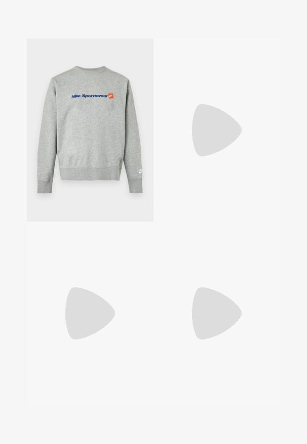 Ανοιχτό γκρι φούτερ Nike με μπλε κείμενο "Nike Sportswear" και μικρό πορτοκαλί λογότυπο Nike στο στήθος, λευκό λογότυπο Nike στο αριστερό μανσέτα του καρπού.; Λευκό κοντομάνικο μπλουζάκι με μικρό πράσινο γραφικό εξωγήινου που κουβαλάει σακούλες στην αριστερή πλευρά του στήθους.; Μπλε βαμβακερό παντελόνι με ίσια γραμμή, διαθέτει κλείσιμο με κουμπί μπροστά και πέντε τσέπες. Ομαλή υφή, χωρίς ορατά σχέδια.; Γκρι και λευκό αθλητικό παπούτσι Nike, κρεμασμένο πάνω από μια πέτρινη σκάλα, με ορατή αερόσολα και υφή στη σόλα.