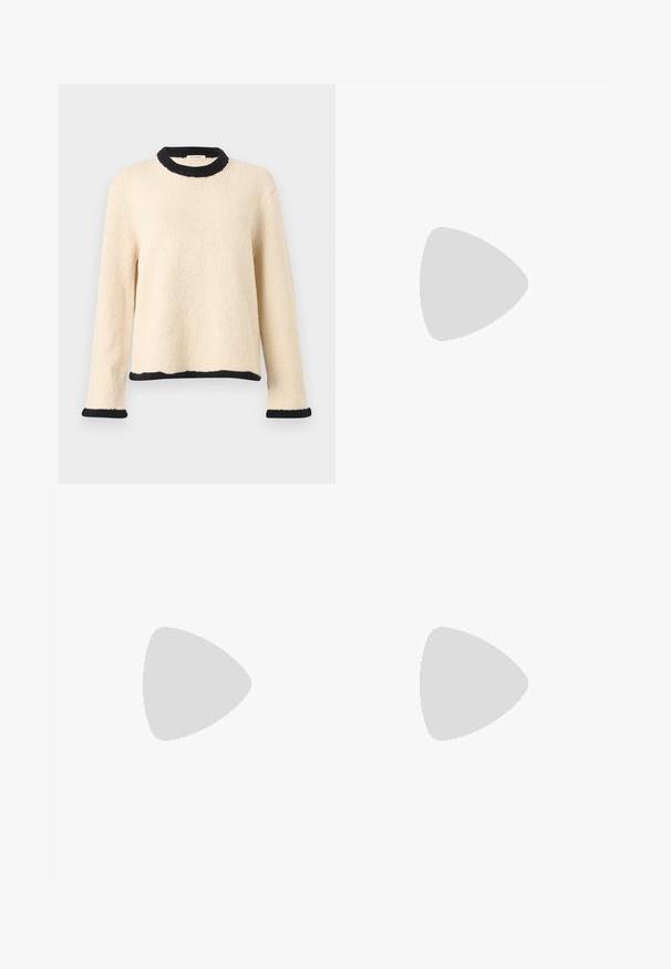 Pull en maille crème à manches longues avec bordure côtelée noire au col, aux poignets et à l'ourlet, présenté sur un fond uni.; Pantalons larges gris en tissu texturé, dotés d'une fermeture à bouton sur le devant et de deux poches latérales. Design classique à coupe décontractée.; Ballerines en cuir noir avec un bout pointu, dotées d'une sangle avec une boucle métallique circulaire et d'une semelle plate.; Sac hobo tissé noir avec une structure souple et une poignée intégrée, présenté sur un fond clair uni.