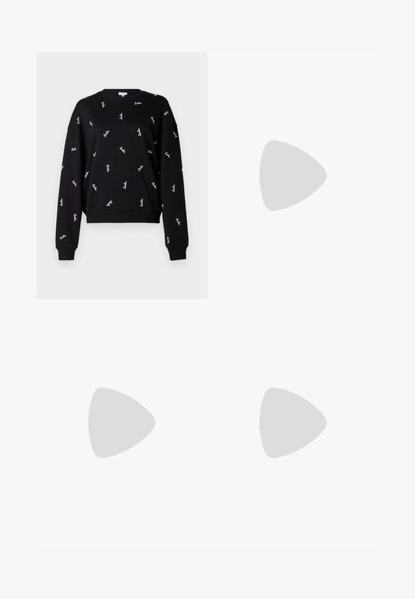 Sort sweatshirt med en afslappet pasform, der prydes af hvid broderet tekst spredt over stoffet. Ribstrikkede manchetter og kant. Blød struktur.; Bredde ben mørkegrå denimjeans med en subtil falmning, der har knaplukning, fem lommer og en lige kant ved anklen.; Sorte læder loafers med rund tå, dekorativ sying og en lille gul accent på vampen. Flad gummisål, slankt design.; Sort skuldertaske i læder med en buet klap, der er fastgjort med en rund metal spænde, og en slank, justerbar rem.