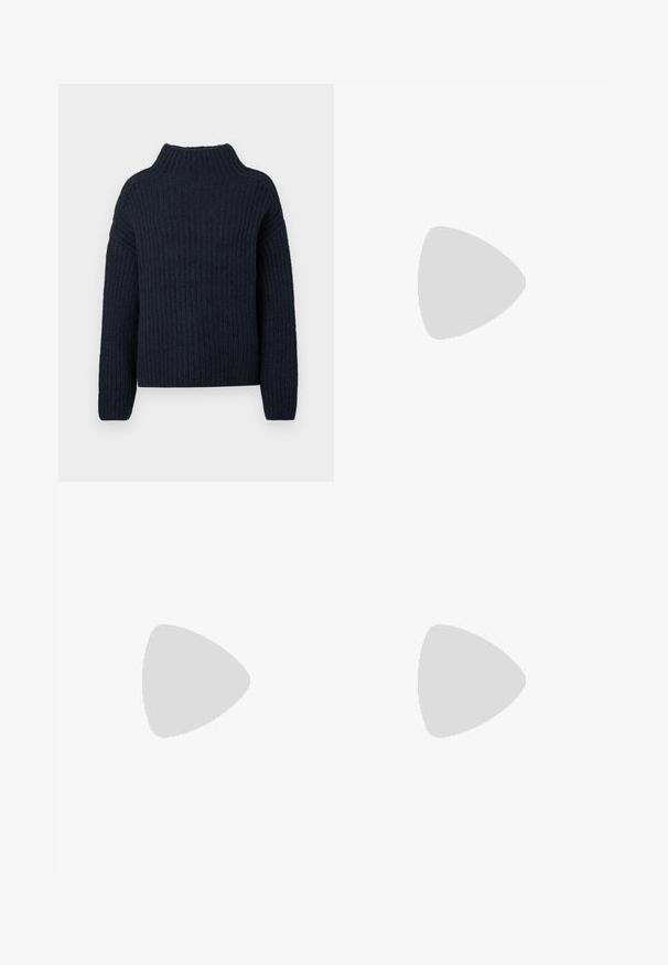 Donkerblauwe gebreide trui met een geribbelde textuur, hoge hals en verlaagde schouders, met een doosvormig silhouet en lange mouwen.; Beige A-lijn rok met witte verticale strepen, elastische tailleband en lengte van knie tot halverwege de kuit.; Beige lage sleehak slingback schoen met puntige neus en gladde matte afwerking, getoond in zijaanzicht op een witte achtergrond.; Donkerbruine leren handtas met een enkele handgreep en een bijpassend klein etui met ritssluiting, geplaatst vooraan op een lichte achtergrond.