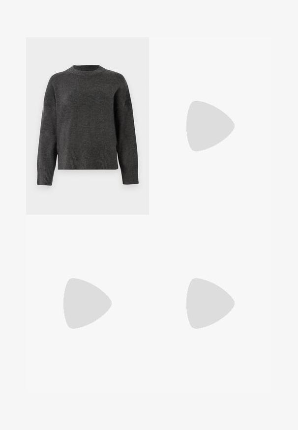 Pull en maille gris foncé avec des manches longues, un col rond et des poignets et un ourlet à côtes. Texture lisse avec une coupe légèrement ample.; Jeans en denim noir à jambe large avec une taille haute, présentant des poches avant, des coutures surpiquées et une fermeture à bouton classique. Tissu doux et texturé.; Des chaussures de sport en suède noir avec trois rayures blanches et des lacets noirs. Un pantalon noir texturé est partiellement visible à côté des chaussures.; Sac cabas noir rembourré avec deux poignées rembourrées, forme rectangulaire et texture matelassée douce sur fond blanc uni.