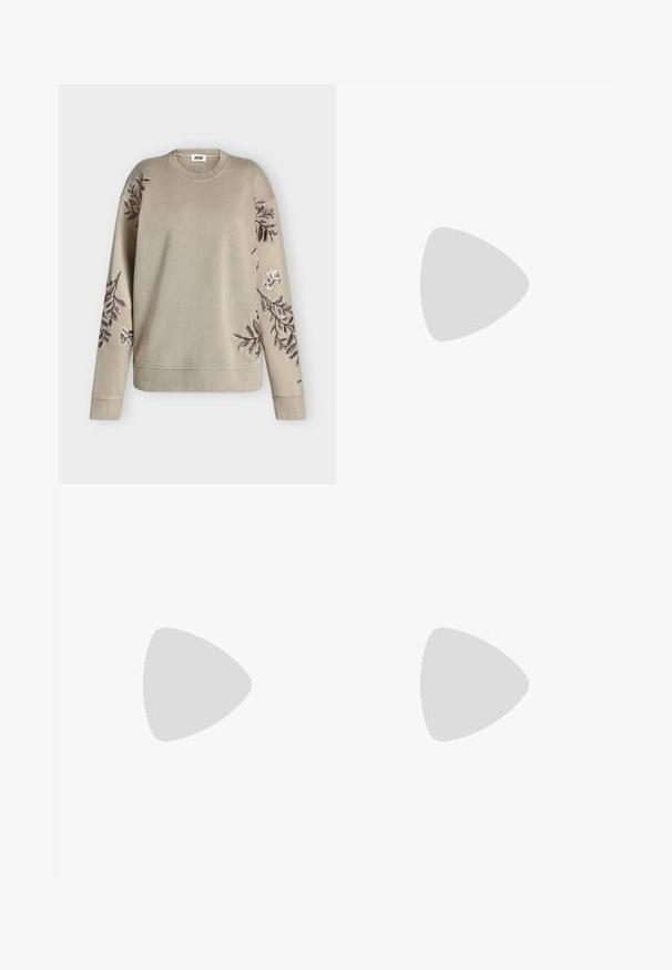 Sweat-shirt beige à manches longues avec col et poignets côtelés, orné de motifs floraux brodés en marron foncé et blanc sur les manches et les épaules.; Chemise en jean bleu clair à manches longues boutonnée, col à pointe et une poche poitrine sur fond uni.; Jean en denim bleu à coupe droite, fermeture avant par bouton et fermeture éclair, et conception à cinq poches sur fond blanc uni.; Mocassin en cuir noir avec un empeigne crème et des rayures noires, présentant un petit talon et des coutures détaillées le long des bords.