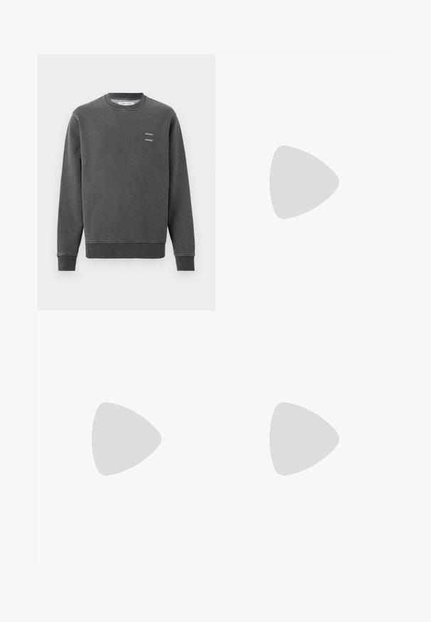 Sweat-shirt gris foncé à col rond avec poignets et ourlet côtelés, présentant un petit texte blanc "SAMSOE SAMSOE" sur la poitrine gauche.; Jean en denim bleu droit avec délavage, fermeture à bouton et zip, et style à cinq poches.; Chaussure habillée en cuir marron foncé poli avec des lacets noirs et une semelle noire, présentée en profil gauche sur fond blanc.; Serviette en cuir noire avec deux poignées supérieures, bandoulière détachable et petit logo BOSS centré à l'avant sur fond uni.