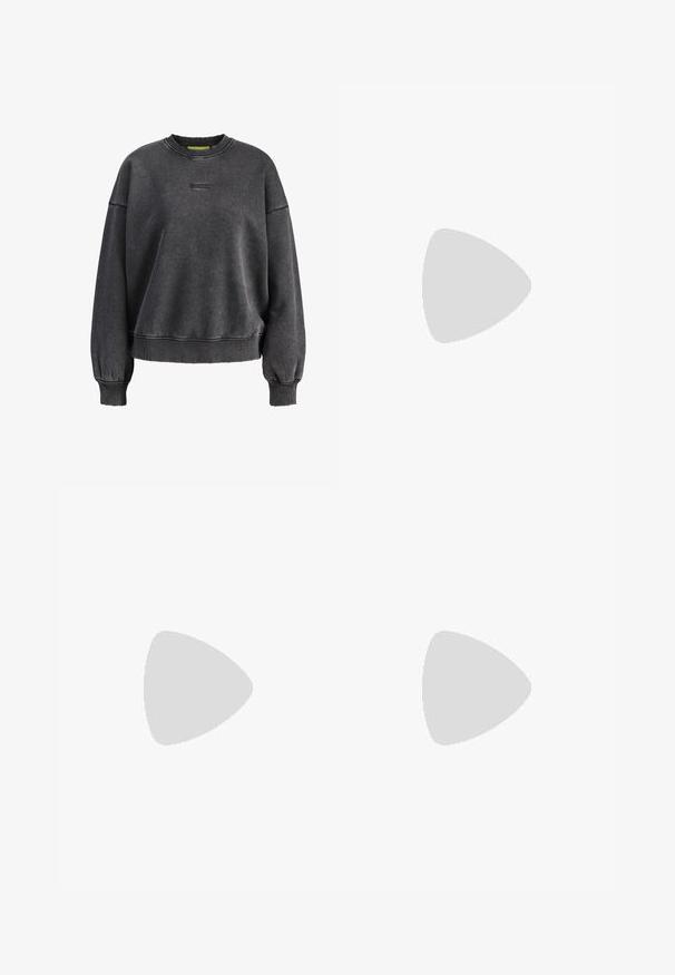 Donkergrijze oversized crewneck trui met lange mouwen, geribde manchetten en zoom, en subtiele kleine geborduurde logo op de borst.; Denim broek in donkerblauw met een relaxte pasvorm, voorzien van zijzakken en contrasterende stiksels. De stof heeft een licht vervaagde textuur.; Zwarte leren loafers met textuurelementen, lage hak, ronde neus en zichtbare stiksels. Model draagt donkere broek en een grijze top.; Zwarte leren handtas met een rechthoekige vorm, voorzien van een enkele gestructureerde handgreep, zilveren hardware en ritsluiting. Gladde textuur.