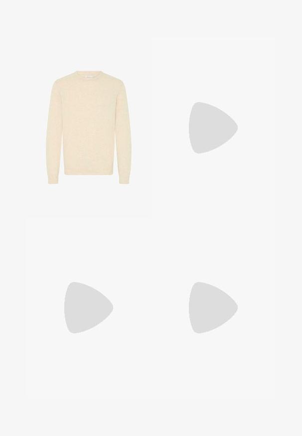 Lys beige sweater lavet af blødt strikstof, med rund halsudskæring og lange ærmer, samt ribbede manchetter og kant.; Enkel hvid t-shirt med korte ærmer, rund hals og løs pasform vist på hvid baggrund.; Mørkeblå denimjeans med lige ben, udstyret med fem lommer, en knaplukning og en diskret struktureret overflade.; Hvide snørresneakers svævende over en træbænk med grønne planter i baggrunden, der fremhæver skodesign og tekstur.