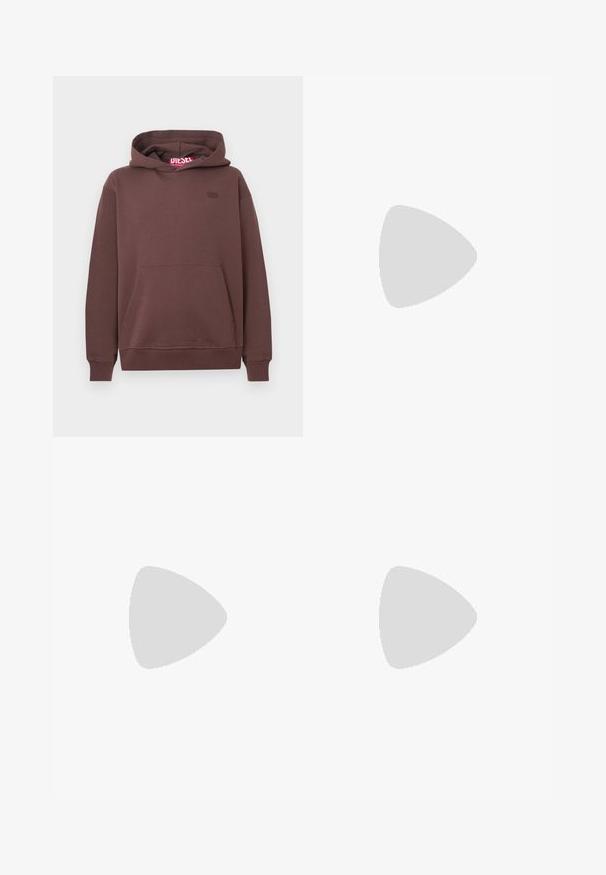 Καφέ pullover φούτερ με μπροστινές τσέπες καγκουρό, ριμπ μανσέτες και στρίφωμα, μικρή κεντητή λογότυπο στο στήθος και ετικέτα με το σήμα της μάρκας μέσα στην κουκούλα.; Λευκό κοντομάνικο μπλουζάκι Diesel με ασπρόμαυρο γραφικό κείμενο και λογότυπο εμπρός, στρογγυλή λαιμόκοψη και κόκκινη ετικέτα λογότυπου στη ραφή πλευράς.; Ανοιχτό μπλε τζιν παντελόνι με ευθεία γραμμή, διπλή ραφή, εμπρόσθιες τσέπες και ξεθωριασμένο φινίρισμα. Χωρίς ορατή επωνυμία.; Μαύρο και γκρι sneaker Diesel με παχιά σόλα, σύρμα κορδονιού και υφή σε απλό ανοιχτό γκρι φόντο.