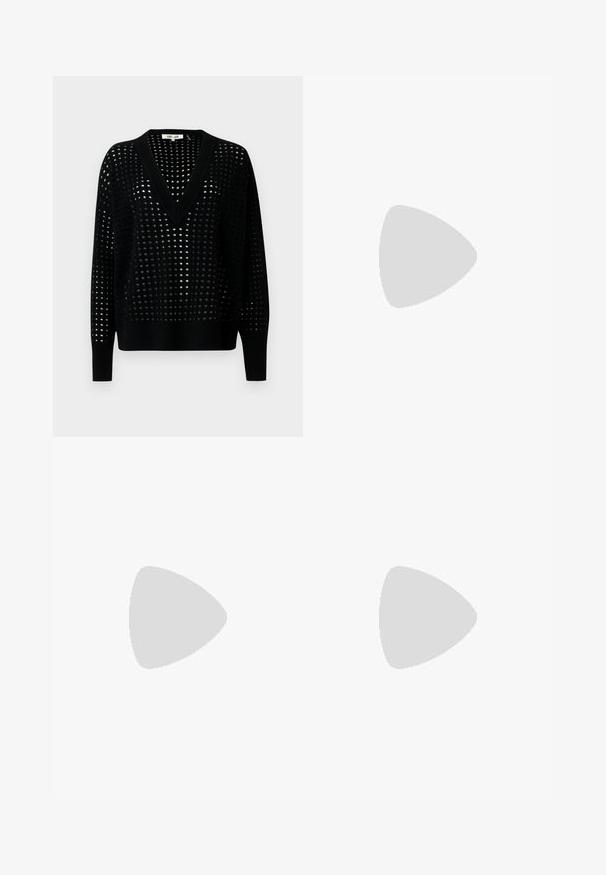 Pull noir tricoté avec un col en V et une coupe ample. Présente un motif texturé de trous sur l’ensemble et des manches longues avec des poignets côtelés.; Pantalon à jambes larges en tissu plissé, présentant un motif floral doux en noir et blanc, avec une ceinture élastique et un cordon de serrage.; Chaussures en satin noir à talons bas avec un bout pointu, ornées d'un nœud décoratif et de fines brides en cuir avec des accents dorés.; Sac à main en cuir vert olive avec poignée tressée et ferrures argentées, présentant un design froncé et des détails de fermoirs ronds sur le dessus.