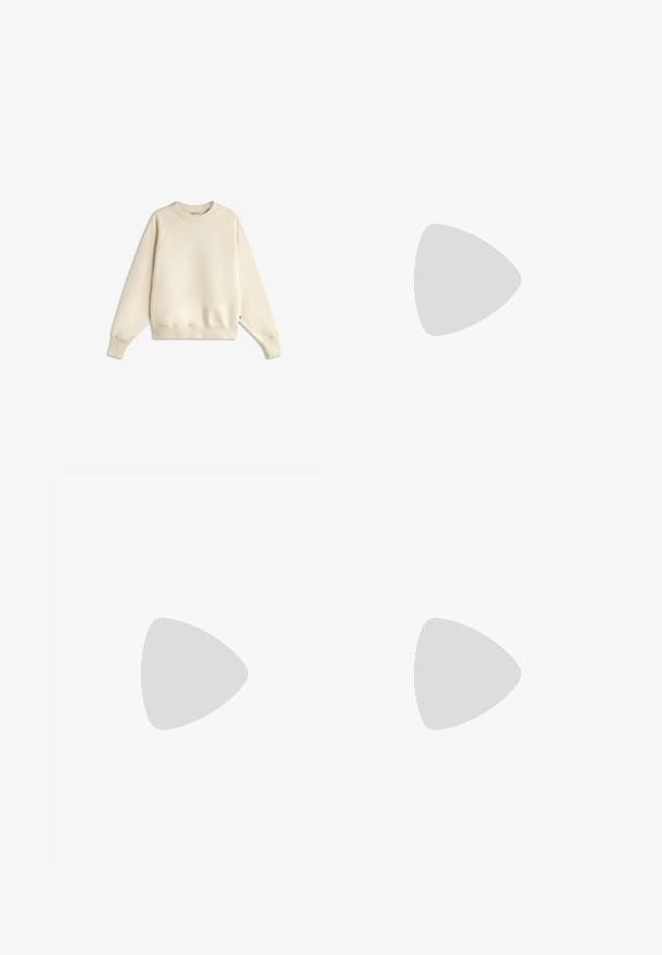 Sweat-shirt à manches longues de couleur crème avec col rond et poignets et ourlet côtelés, posé à plat sur un fond blanc.; Jean en denim bleu foncé à jambes larges avec fermeture avant par bouton et zip, poches avant et passants pour ceinture, posé à plat sur un fond blanc.; Mocassin en daim marron avec doublure en fausse fourrure, bout rond et détail de nœud décoratif. Présente une semelle en caoutchouc et un contour contrastant.; Sac à main en cuir verni marron de forme rectangulaire, avec deux longues poignées et des accents courbés subtils à l'avant.