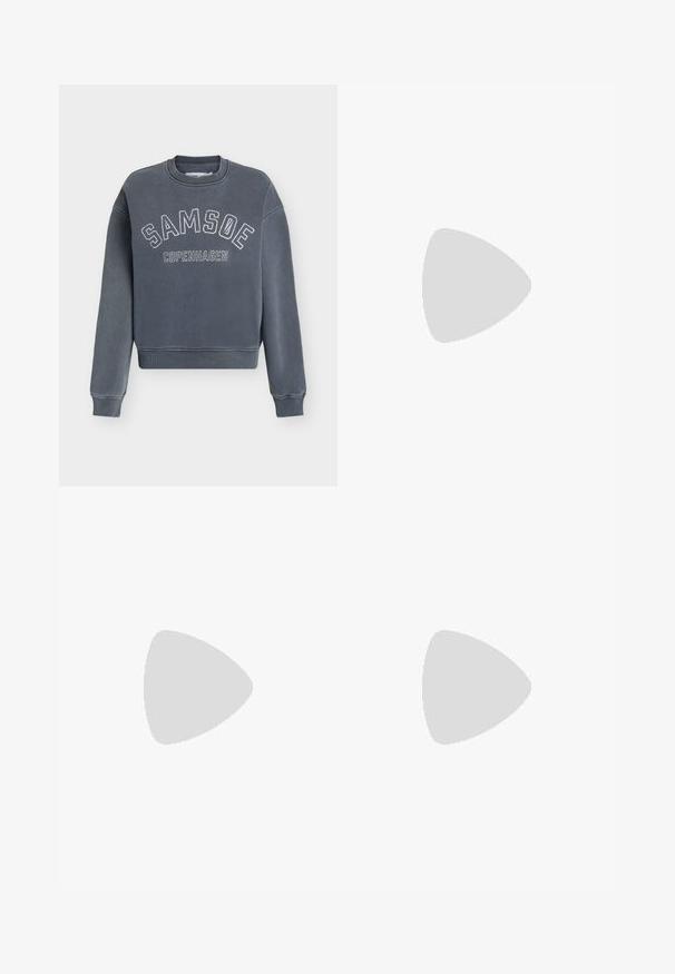 Sweat-shirt gris foncé à col rond avec « SAMSOE » en arc et « COPENHAGEN » en dessous en lettres blanches usées sur le devant.; Short en denim bleu avec passants de ceinture, bouton à l'avant, fermeture éclair et ourlet droit.; Bateau en cuir noir avec un bout arrondi, des détails de couture, un petit accent en nœud et une semelle en caoutchouc. Texture lisse et design épuré.; Sac hobo en tissu beige avec bandoulière réglable et petite pochette rectangulaire zippée assortie attachée.