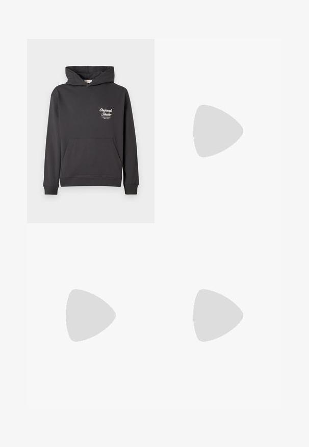 Hoodie gris avec une poche avant, capuche à cordons, manches côtelées et logo en texte blanc sur le côté gauche de la poitrine. Matériau doux en mélange de coton.; T-shirt blanc uni à manches courtes et col rond, avec une petite étiquette de marque à l'intérieur du col, présenté sur un fond blanc.; Jean en denim bleu clair délavé avec une coupe droite, poches avant, passants pour ceinture et fermeture par bouton.; Baskets blanches avec des accents noirs et gris, présentant un embout texturé gris, une semelle en caoutchouc noir et des lacets plats blancs. Design épuré, style minimaliste.