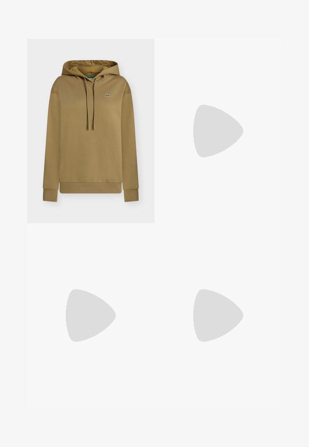 Sweat à capuche beige avec cordons, poignets et ourlet côtelés, et petit logo crocodile vert sur la poitrine gauche.; Joggers crème clair avec taille élastique, finitions fuselées, poches latérales et accents zippés. Tissu lisse avec une finition légèrement brillante.; Mocassin pour homme en cuir beige avec semelle noire et détail de sangle décorative sur fond gris clair.; Sac à main rectangulaire blanc Calvin Klein avec une seule poignée, design minimaliste et pampilles décoratives avec un charm métallique géométrique sur le côté.