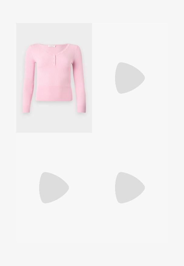 Pull en maille côtelée rose clair avec manches longues, col en V et sept petits boutons assortis le long de l'encolure et de la patte de boutonnage avant.; Jupe évasée noire texturée en ligne A avec ourlet évasé et motif à carreaux subtil sur fond uni.; Jambes portant des leggings côtelés foncés associés à des ballerines noires avec de petits détails en nœud sur fond blanc.; Sac à bandoulière en cuir noir avec un rabat incurvé fermé par un fermoir métallique rond et une sangle fine et ajustable.