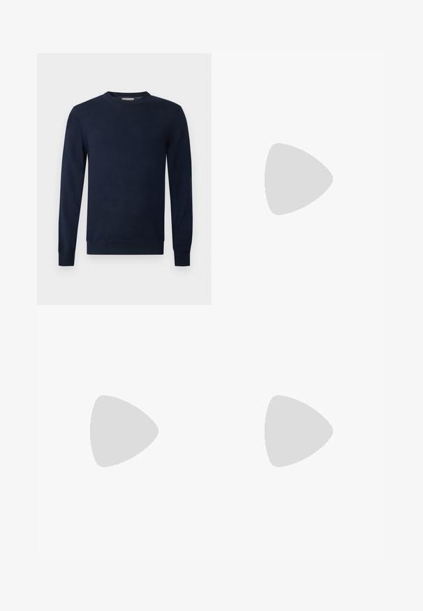 Mørk marineblå langærmet sweater med rund hals, ribstrikkede manchetter og kant på en ensfarvet lys baggrund.; Enkelt hvid T-shirt med V-hals og korte ærmer, vist på en neutral baggrund med en synlig kravelabel med teksten "FILIPPA K."; J.LINDEBERG DROPPER LIGHT PANTS - Bukser - safari beige; Lavtop hvid sneaker med tekstureret sidepanel, polstret krave, snørelukning foran og "Filling Pieces" branding på kantsålen.