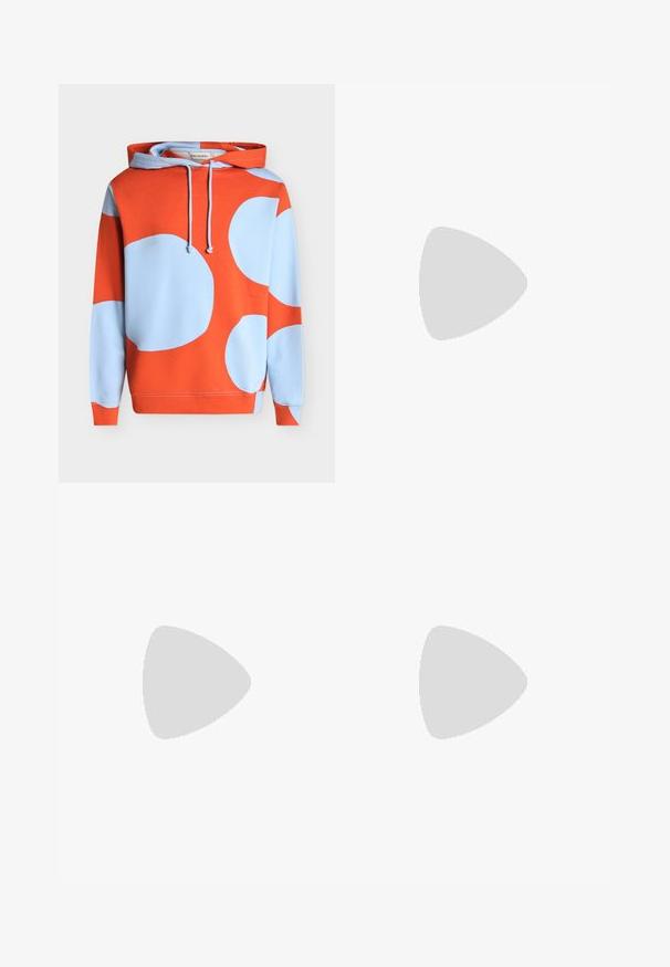 Sweat à capuche avec de grands motifs circulaires bleu clair sur fond orange vif et cordons au niveau du cou.; T-shirt en coton bleu clair à manches courtes avec col rond et petite broderie blanche d'un trèfle à quatre feuilles sur le côté gauche de la poitrine.; Shorts en tricot bleu clair avec taille côtelée, cordon réglable et motif damier subtil près de l'ourlet.; Baskets basses blanches avec un onglet de talon gris, des lacets blancs et une semelle texturée, présentées sur un fond uni clair.