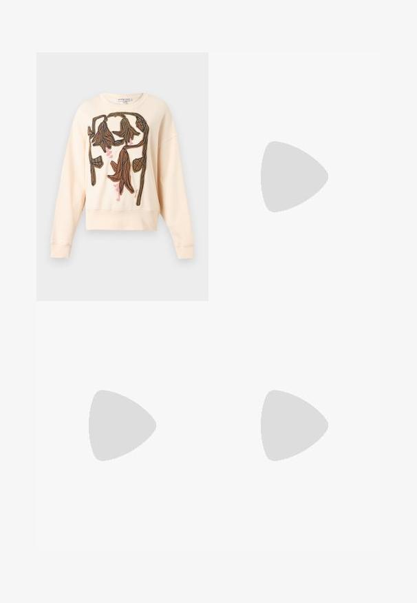 Sweat crème avec motif floral abstrait brodé marron et rose texturé sur le devant, manches longues et col rond.; Blouse à manches longues avec imprimé léopard beige et noir, avec un nœud noué au col et des poignets boutonnés.; Pantalon marron à jambes larges avec motifs abstraits tourbillonnants et ondulés crème et noirs, taille élastique et fermeture à cordon.; Chaussure plate en cuir noir à bout pointu avec talon bas et finition lisse, vue de côté sur un fond gris clair.
