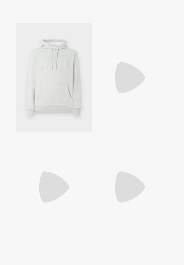 Lichtgrijze hoodie met een trekkoordkap, voorzak, ribgebreide manchetten en zoom, met een subtiele logo-embossing op de borst.; Effen wit T-shirt met korte mouwen en ronde hals met een ontspannen pasvorm, afgebeeld op een effen achtergrond.; Lichtgrijze joggingbroek met elastische tailleband en vooraan trekkoord, rechte pijp, afgebeeld op een effen achtergrond.; Witte vetersneaker die boven een houten bank zweeft met groene bladeren op de achtergrond, waarbij het ontwerp en de textuur van de schoen worden getoond.